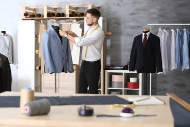 Atelier manken üzerinde ceket ölçümleri alarak terzi