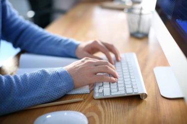 Ofiste çalışan adam. Finans ticaret