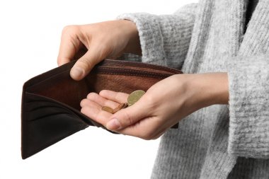 Zavallı kadın çanta paralar ile beyaz arka plan üzerinde tutan