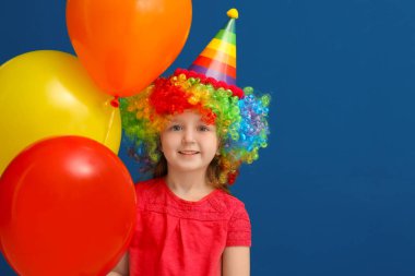 Gökkuşağı peruk renk arka plan üzerinde Balonlu sevimli küçük kız. Nisan aptal gün kutlama