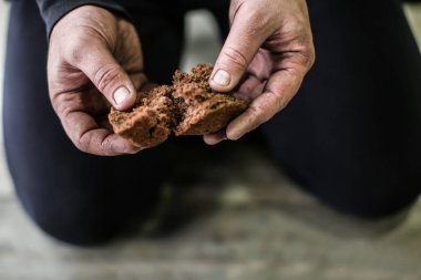 Zavallı adam holding ekmek