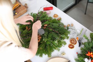 Çiçekçi yapma Noel çelenk