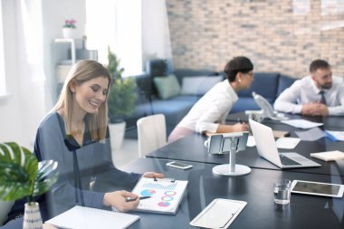 Ofis çalışanları toplantısı