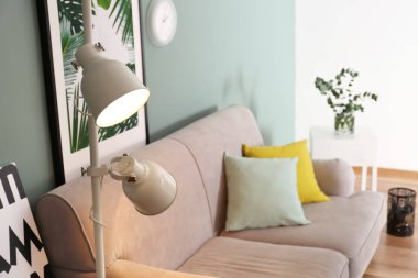 Oda iç zarif lamba ve rahat kanepe