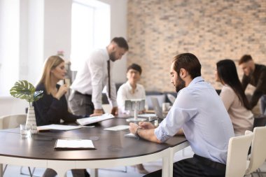 Ofis çalışanları toplantısı