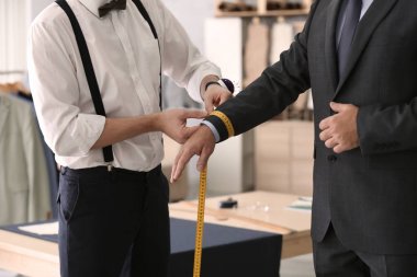 Ölçümleri alarak terzi