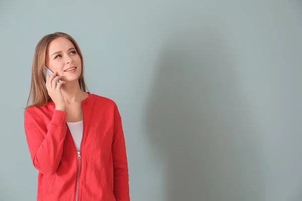 Giovane donna che parla con il cellulare — Foto Stock