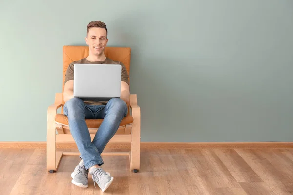 Giovane utilizzando il computer portatile — Foto Stock