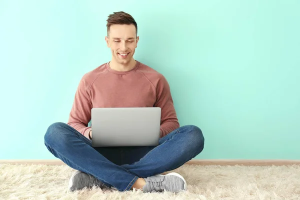 Junger Mann benutzt Laptop — Stockfoto