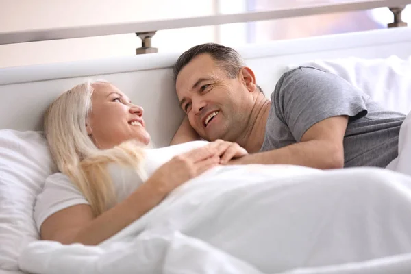 Casal de idosos na cama — Fotografia de Stock