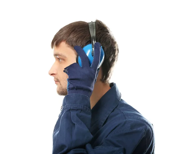 Trabalhador masculino com fones de ouvido — Fotografia de Stock