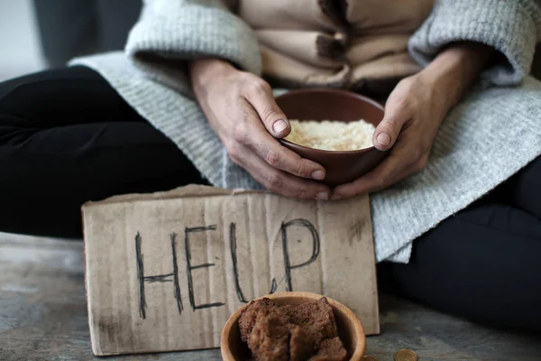 Mulher segurando tigela com arroz — Fotografia de Stock