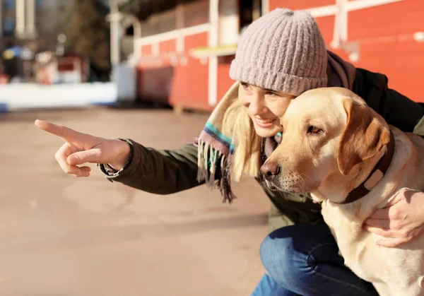 Mujer con su lindo perro encantador al aire libre. Amistad entre mascota y dueño — Foto de Stock