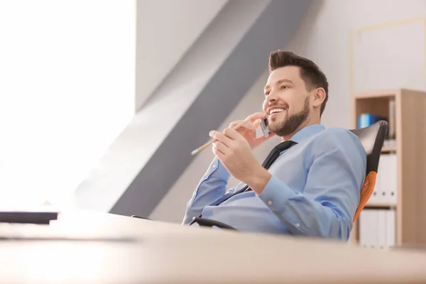 Junger Mann telefoniert — Stockfoto