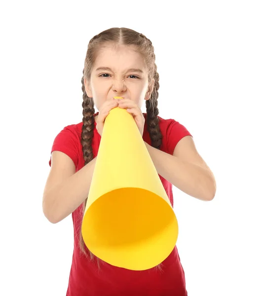 Niña gritando en el megáfono de papel sobre fondo blanco —  Fotos de Stock