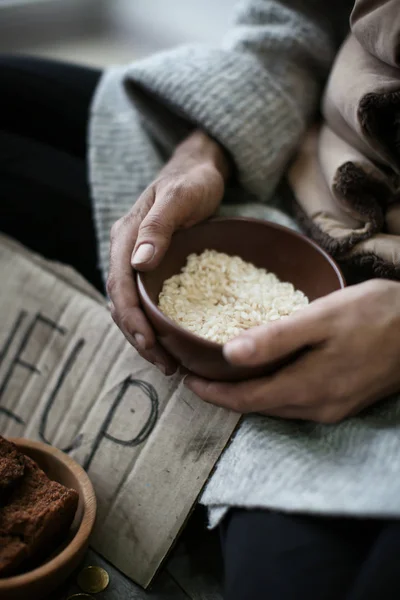 Femme tenant bol avec riz — Photo