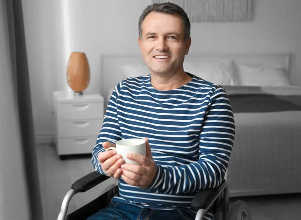Зрілий чоловік в інвалідному візку — стокове фото