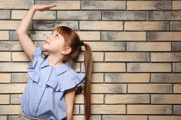 Liten flicka mätning av höjd — Stockfoto