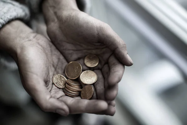 Arme Frau mit Münzen in der Hand, Nahaufnahme — Stockfoto