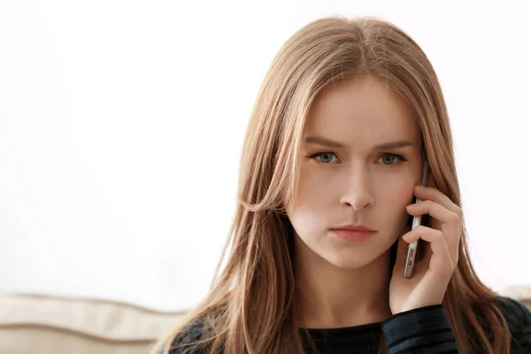Giovane donna che parla al cellulare — Foto Stock