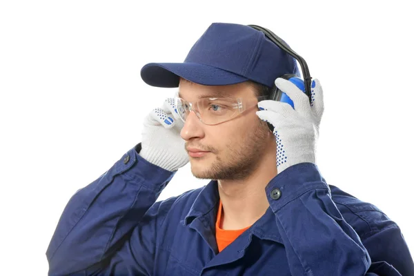 Travailleur masculin avec écouteurs — Photo