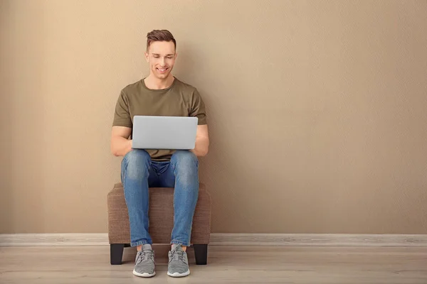 Jonge man met laptop — Stockfoto