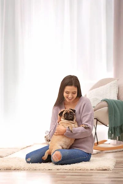 Mujer con lindo perro — Foto de Stock