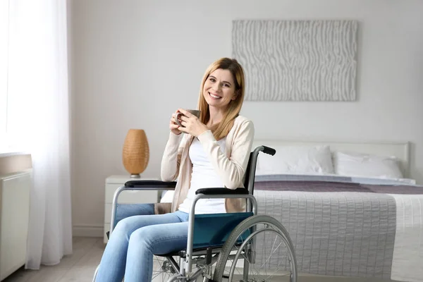 Vrouw in rolstoel koffie drinken — Stockfoto