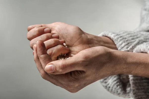 Arme Frau mit Reis in der Hand, Nahaufnahme — Stockfoto