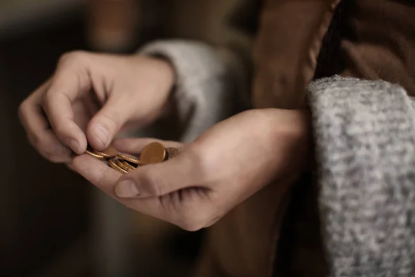 Φτωχή γυναίκα κρατώντας κέρματα, κοντινό πλάνο — Φωτογραφία Αρχείου