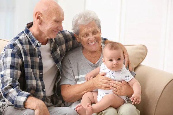 Seniorenpaar mit kleinem Enkelkind — Stockfoto