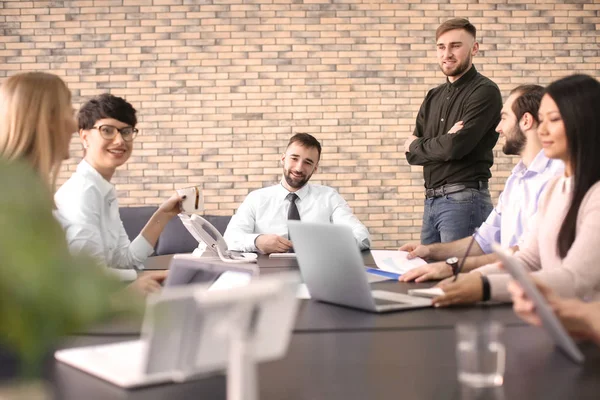 Empleados de oficina reunidos — Foto de Stock