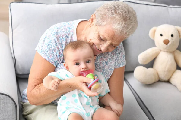 Старшая женщина играет с внуком — стоковое фото