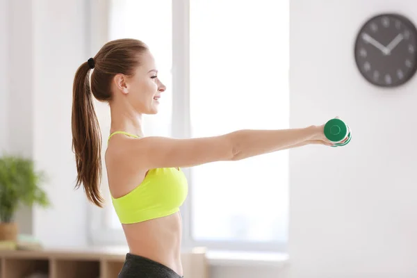 Jovem mulher fazendo exercício de fitness — Fotografia de Stock