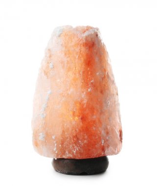 Himalaya tuz lambası beyaz arka plan üzerinde