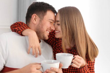 Sevimli genç sevgili çift evde çay içme