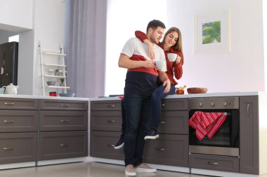 Sevimli genç sevgili çift evde çay içme