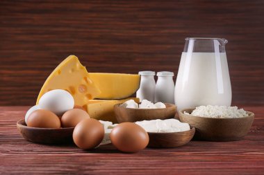 Farklı süt ürünleri ve yumurta ahşap tablo