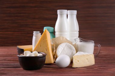 Farklı süt ürünleri ve yumurta ahşap tablo