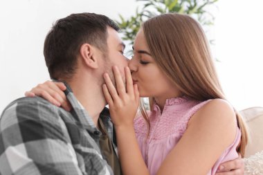 Sevimli genç sevgili çift evde öpüşme