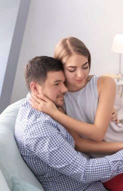 Evde koltukta oturan sevimli güzel Çift