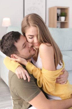 Sevimli genç sevgili çift evde