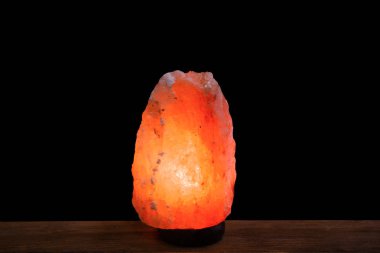 Himalaya tuz lambası koyu arka plan karşı masada