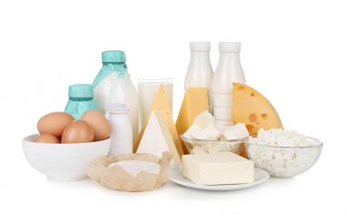 Taze süt ürünleri ve yumurta beyaz arka plan üzerinde