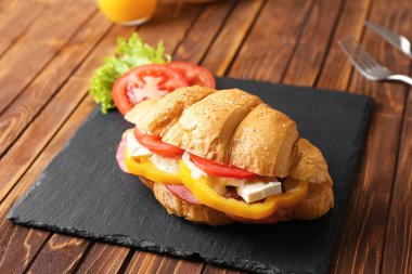 Lezzetli kruvasan sandviç kayrak plaka üzerinde