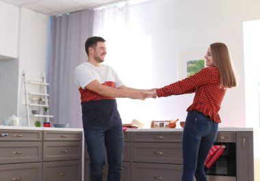 Sevimli genç sevgili çift evde dans