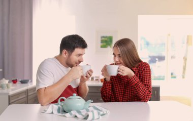 Sevimli genç güzel çift Mutfakta çay içme