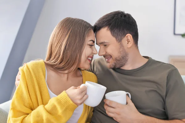 Jovem casal lindo beber chá em casa — Fotografia de Stock