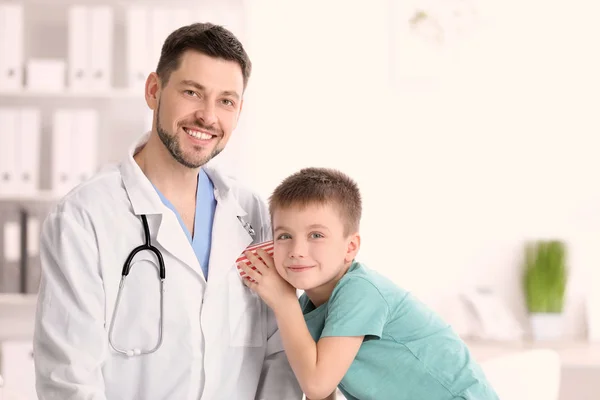 Médico infantil com menino no hospital — Fotografia de Stock