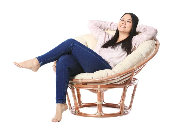 Mujer joven relajándose en acogedor sillón sobre fondo blanco —  Fotos de Stock